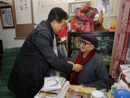 郭为禄看望慰问百岁老教授章人英并送上新春祝福