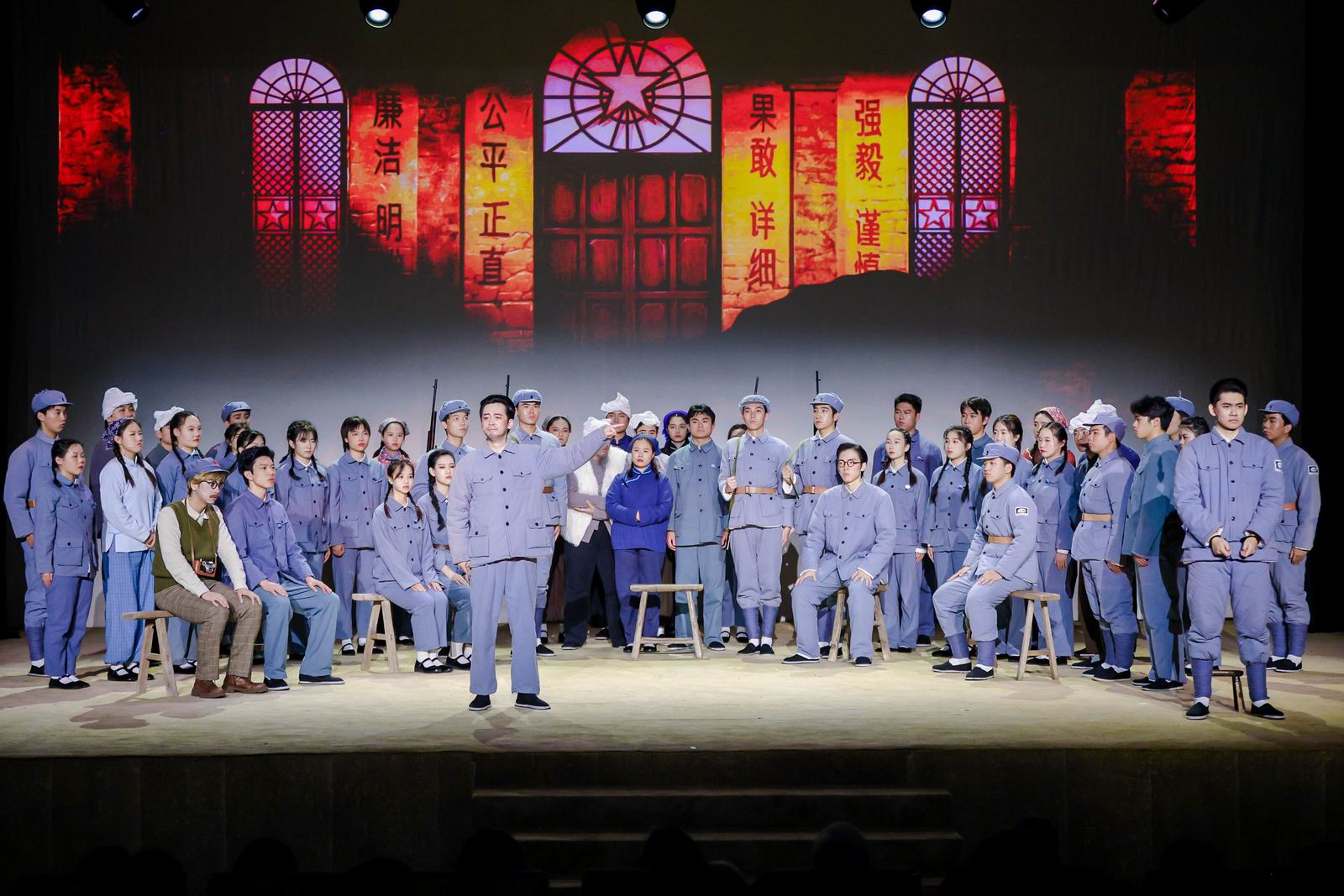 【媒体合辑】华政青春版原创话剧《立场》在沪首演上海高校法治文化育人联盟大中小学生共上一堂课